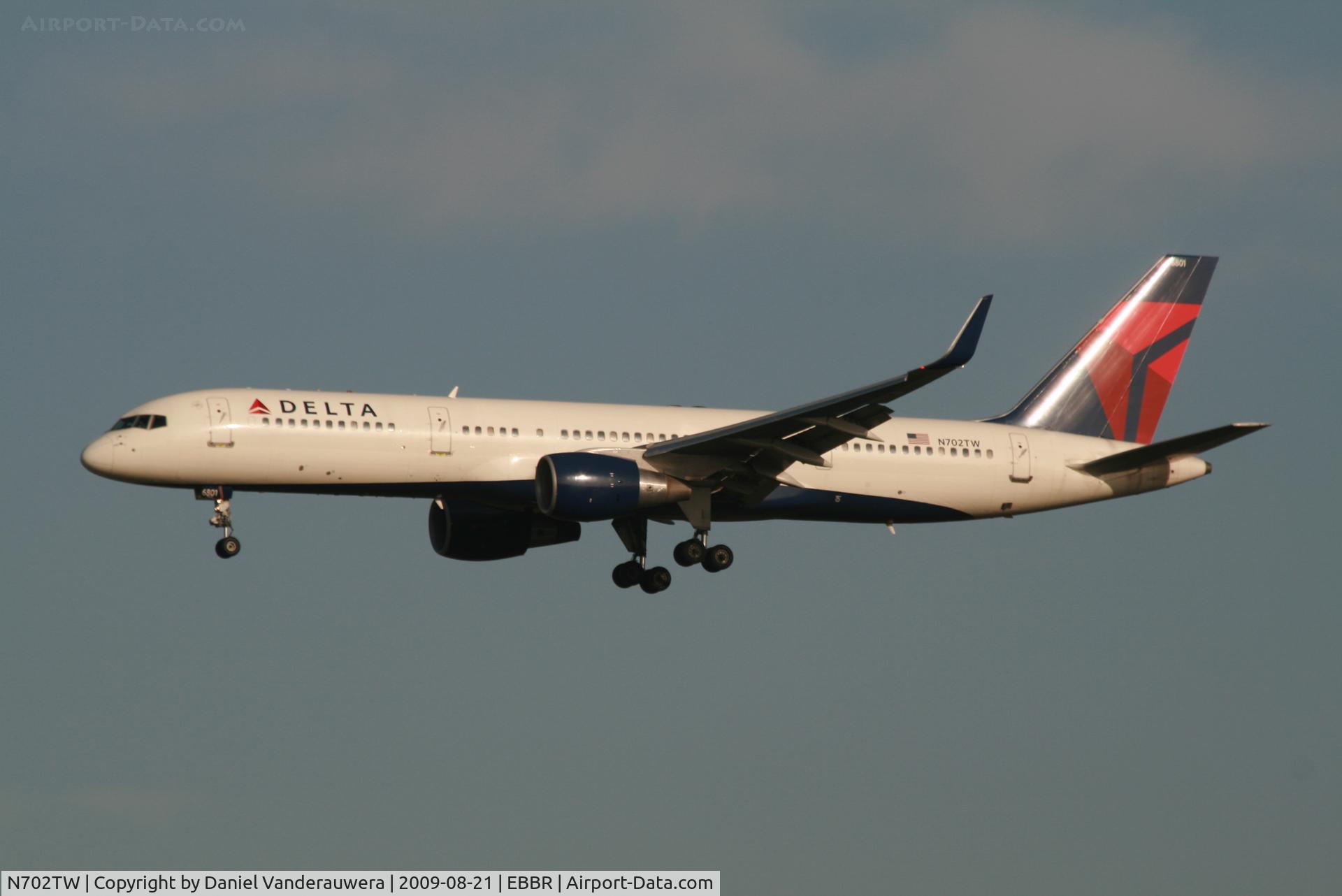 N702TW, 1996 Boeing 757-2Q8 C/N 28162, arrival of flight DL140 to rwy 20