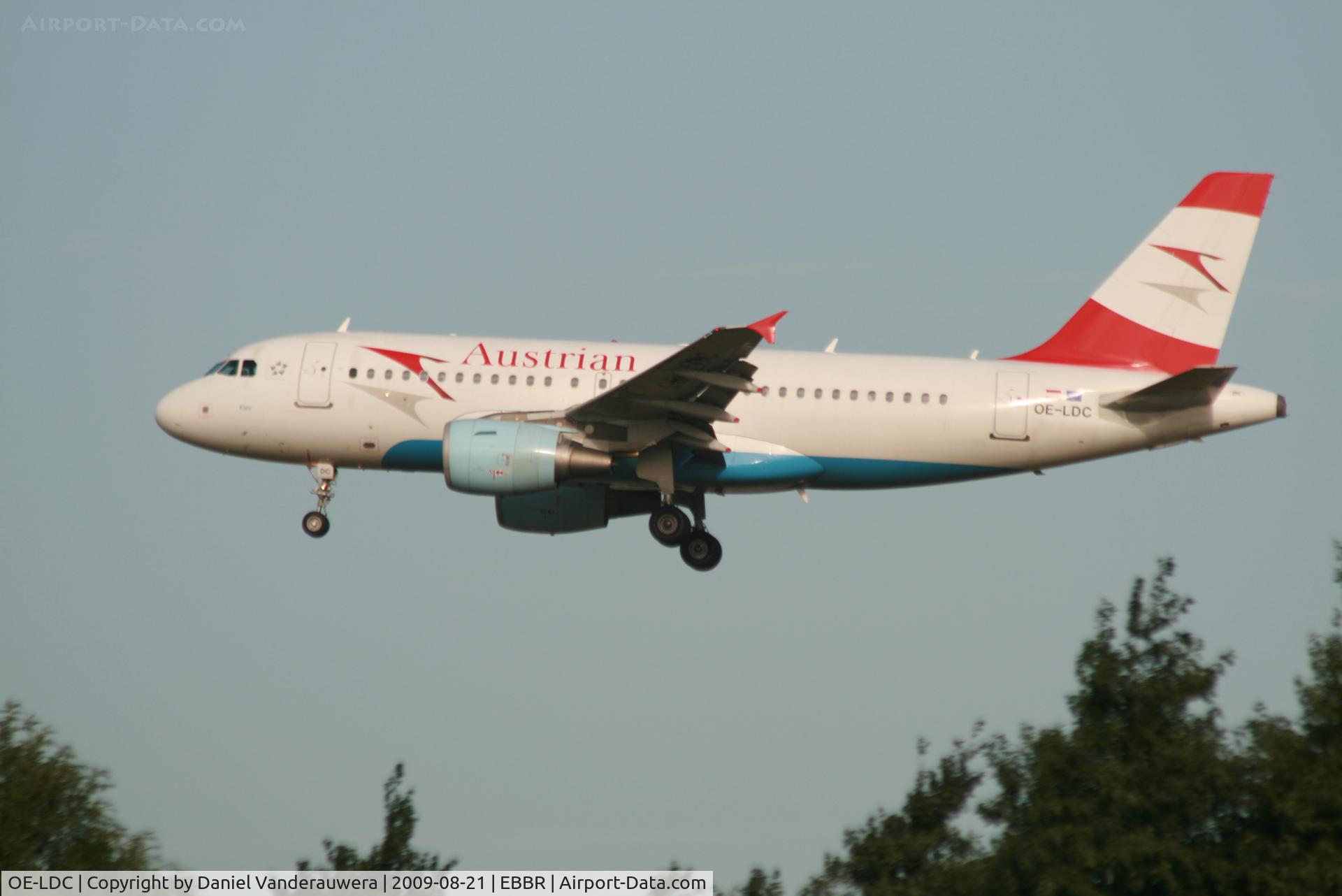 OE-LDC, 2004 Airbus A319-112 C/N 2262, flight OS351 is descending to rwy 20