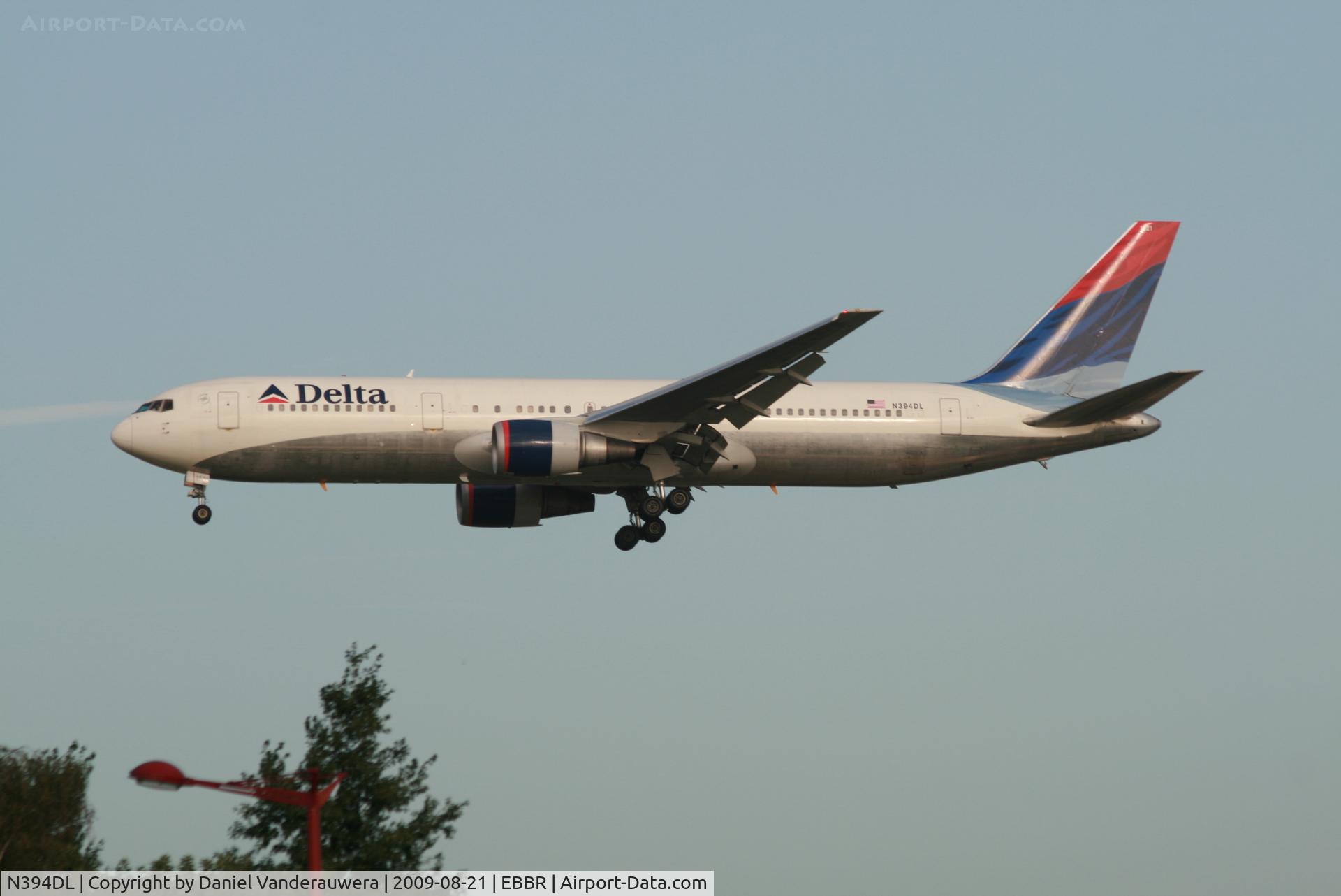N394DL, 1995 Boeing 767-324/ER C/N 27394, flight DL124 is descending to rwy 20