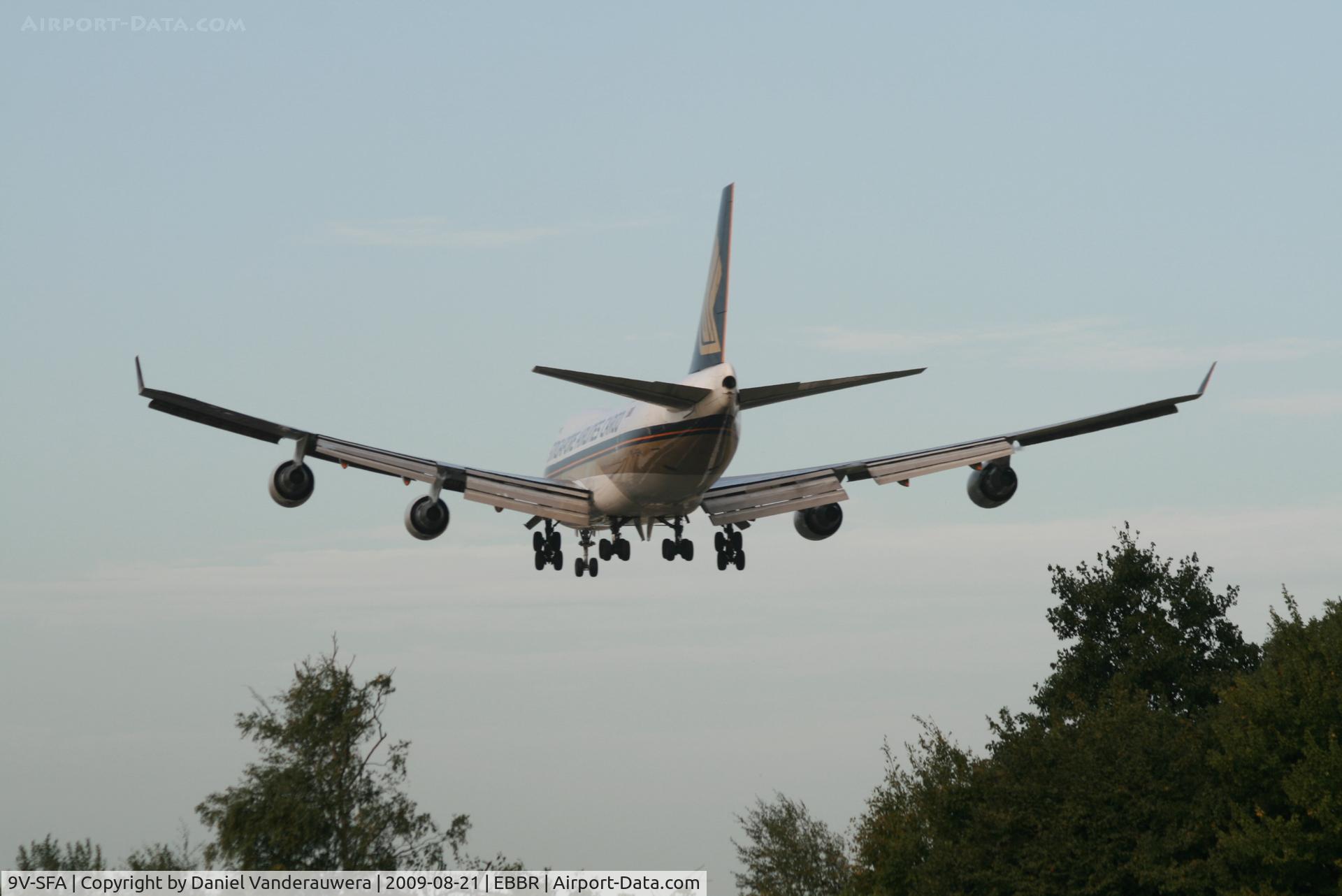 9V-SFA, Boeing 747-412F/SCD C/N 26563, several seconds before landing on rwy 25R