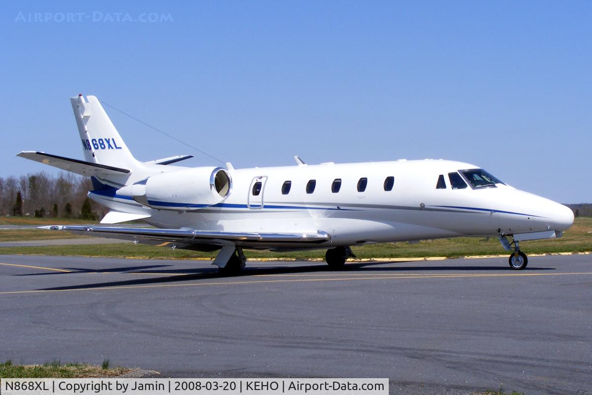 N868XL, 2005 Cessna 560XL C/N 560-5603, Climbing up the hill to the ramp.