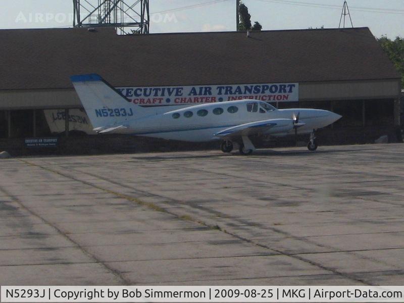 N5293J, 1982 Cessna 414A Chancellor C/N 414A0857, On the ramp at Muskegon, Michigan
