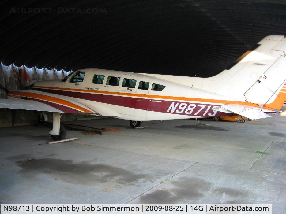 N98713, 1976 Cessna 402B C/N 402B1061, In her crib at Fremont, Ohio