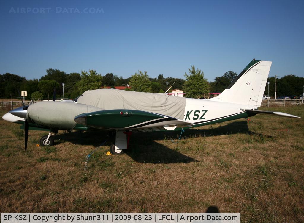 SP-KSZ, 2006 Piper PA-34-220T Seneca V C/N 34-49327, Parked in the grass...