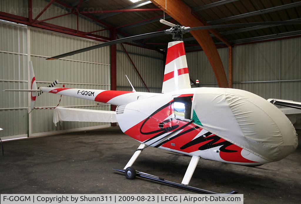 F-GOGM, Robinson R44 II C/N 10304, Hangared...