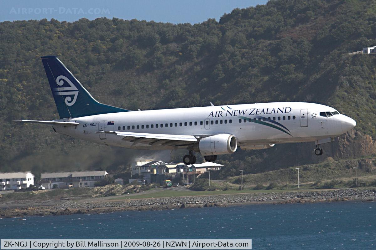 ZK-NGJ, 1999 Boeing 737-319 C/N 25609, into a strong headwind