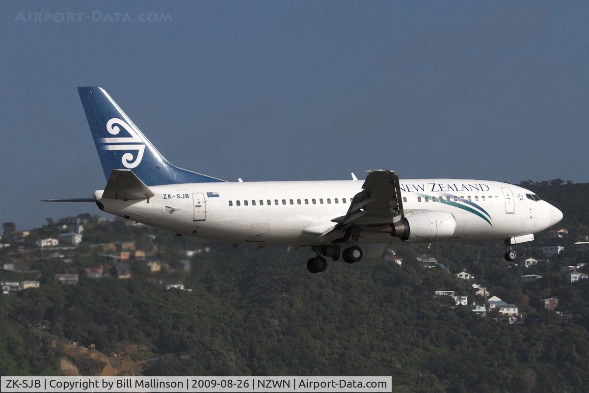 ZK-SJB, 1997 Boeing 737-33R C/N 28868, Bump...bump..bumppp.  42 kt headwinds = bumpy ride into WLG