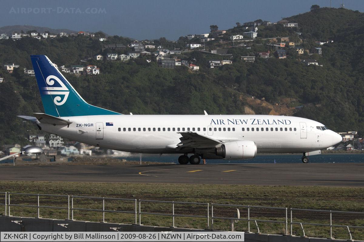 ZK-NGR, 1998 Boeing 737-33A C/N 27460, Readying itself for another flight into 40+ kt headwinds