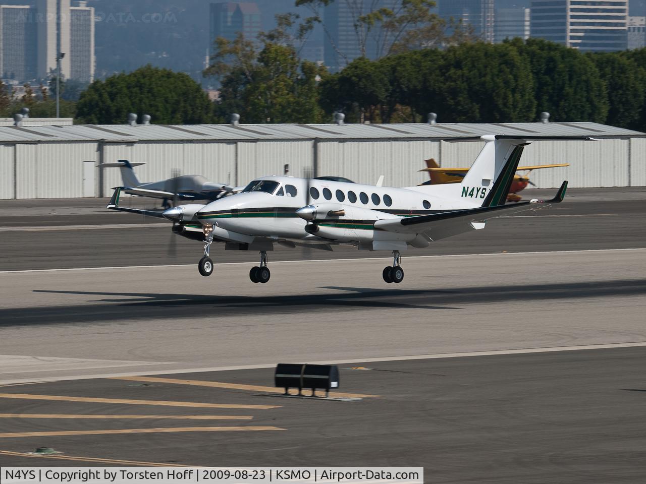 N4YS, 1992 Beech B300 King Air C/N FL-82, N4YS arriving on RWY 21