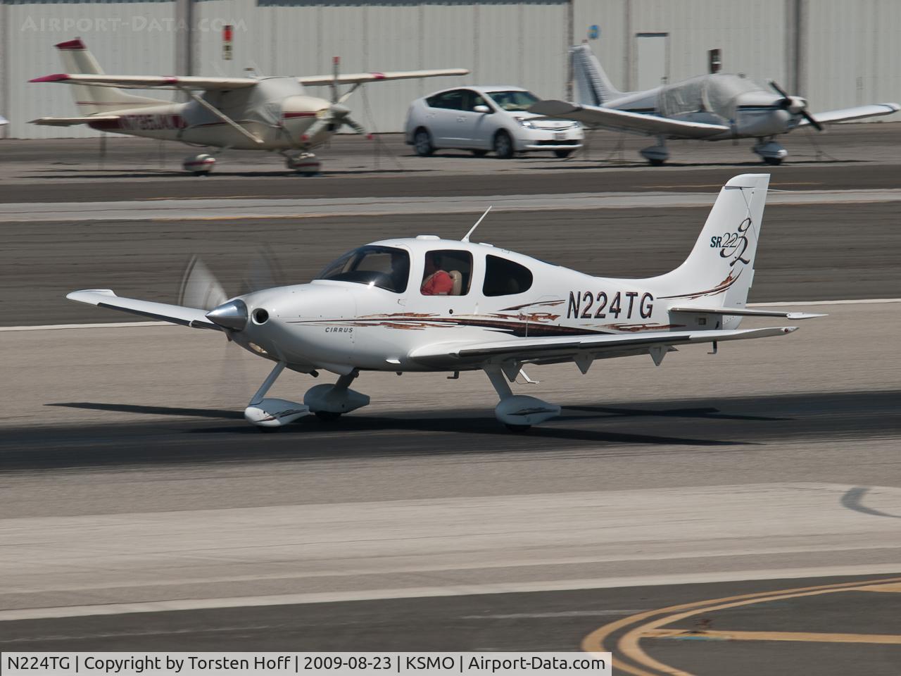 N224TG, 2005 Cirrus SR22 G2 C/N 1570, N224TG departing from RWY 21