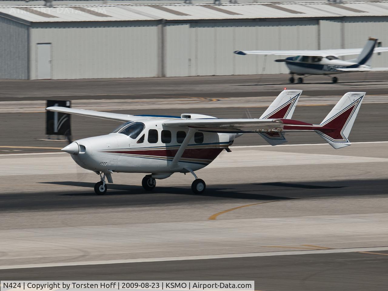 N424, 1976 Cessna T337G Turbo Super Skymaster C/N P3370259, N424 departing from RWY 21