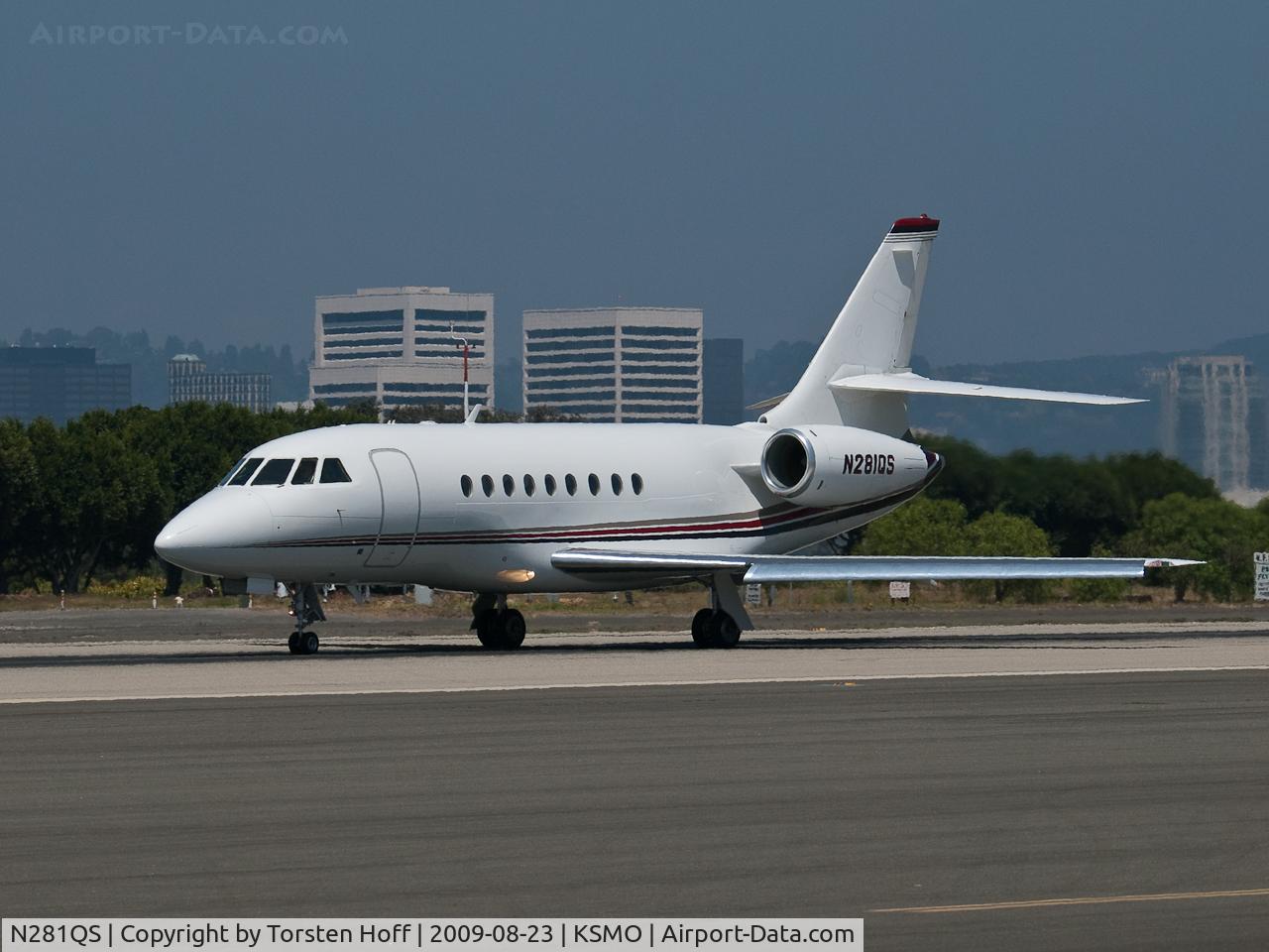 N281QS, 1999 Dassault Falcon 2000 C/N 81, N281QS departing from RWY 21