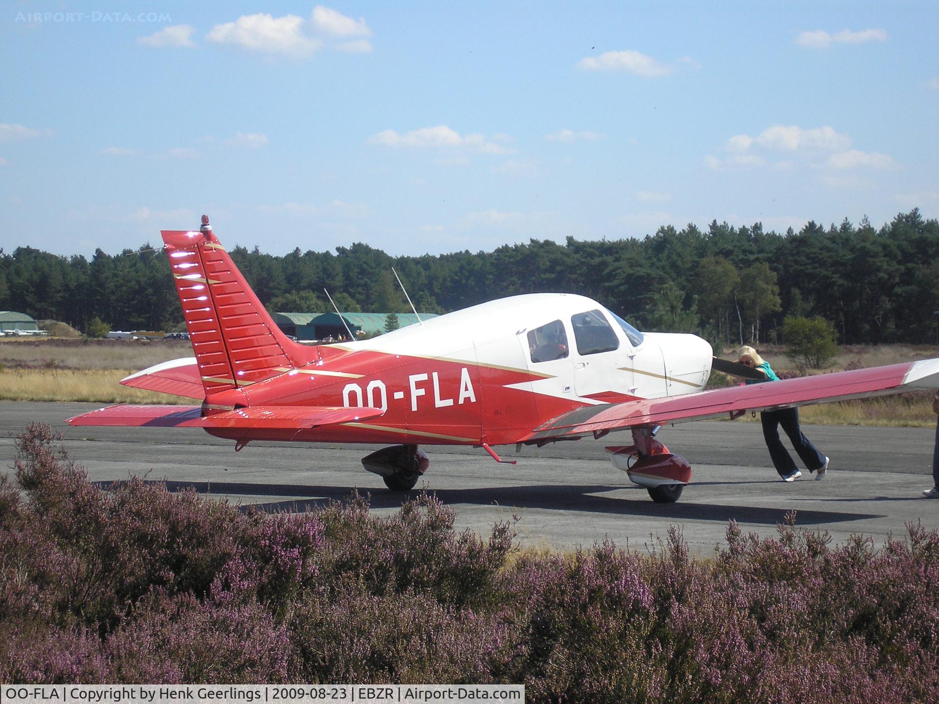 OO-FLA, 1976 Piper PA-28-140 Cherokee Cruiser C/N 28-7625105, Pushing plane into parking spot , Fly In Malle Airport , 22 Aug 2009