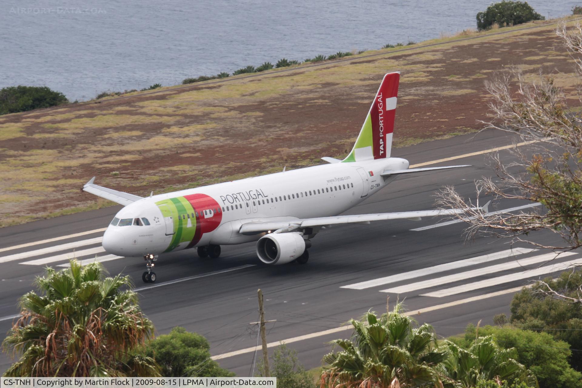CS-TNH, 1999 Airbus A320-214 C/N 0960, .