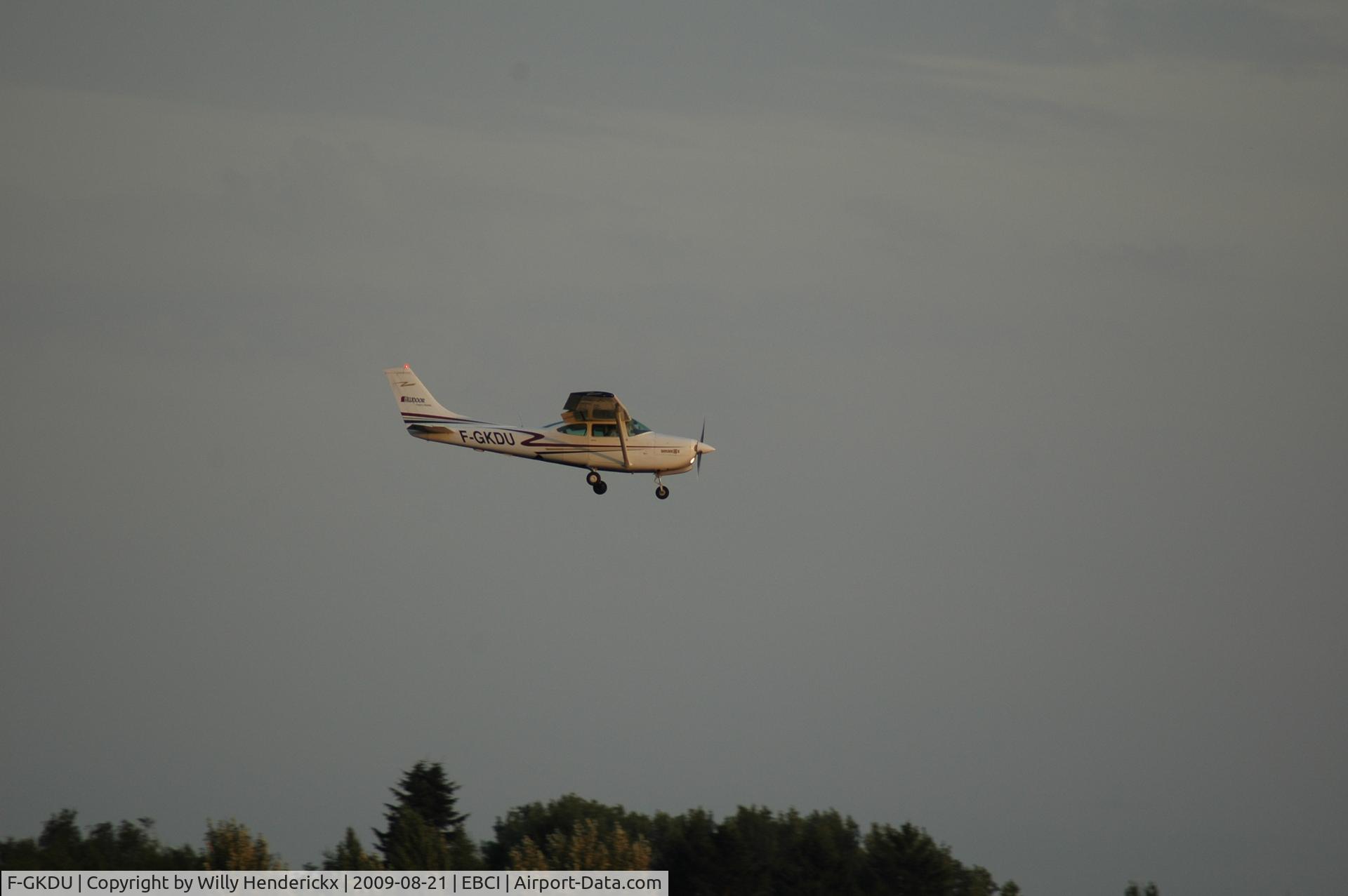 F-GKDU, Cessna R182 Skylane RG C/N R182-00316, Landing after sunset