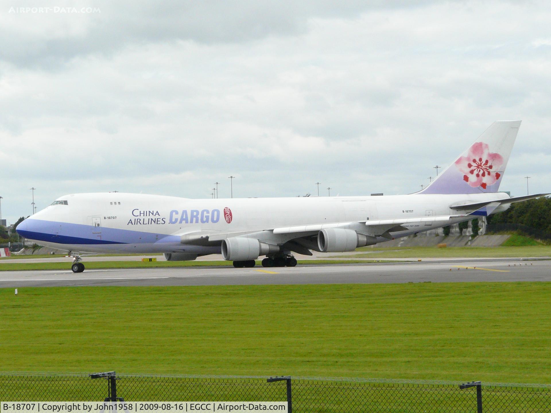 B-18707, 2001 Boeing 747-409F/SCD C/N 30764, Lining up to depart