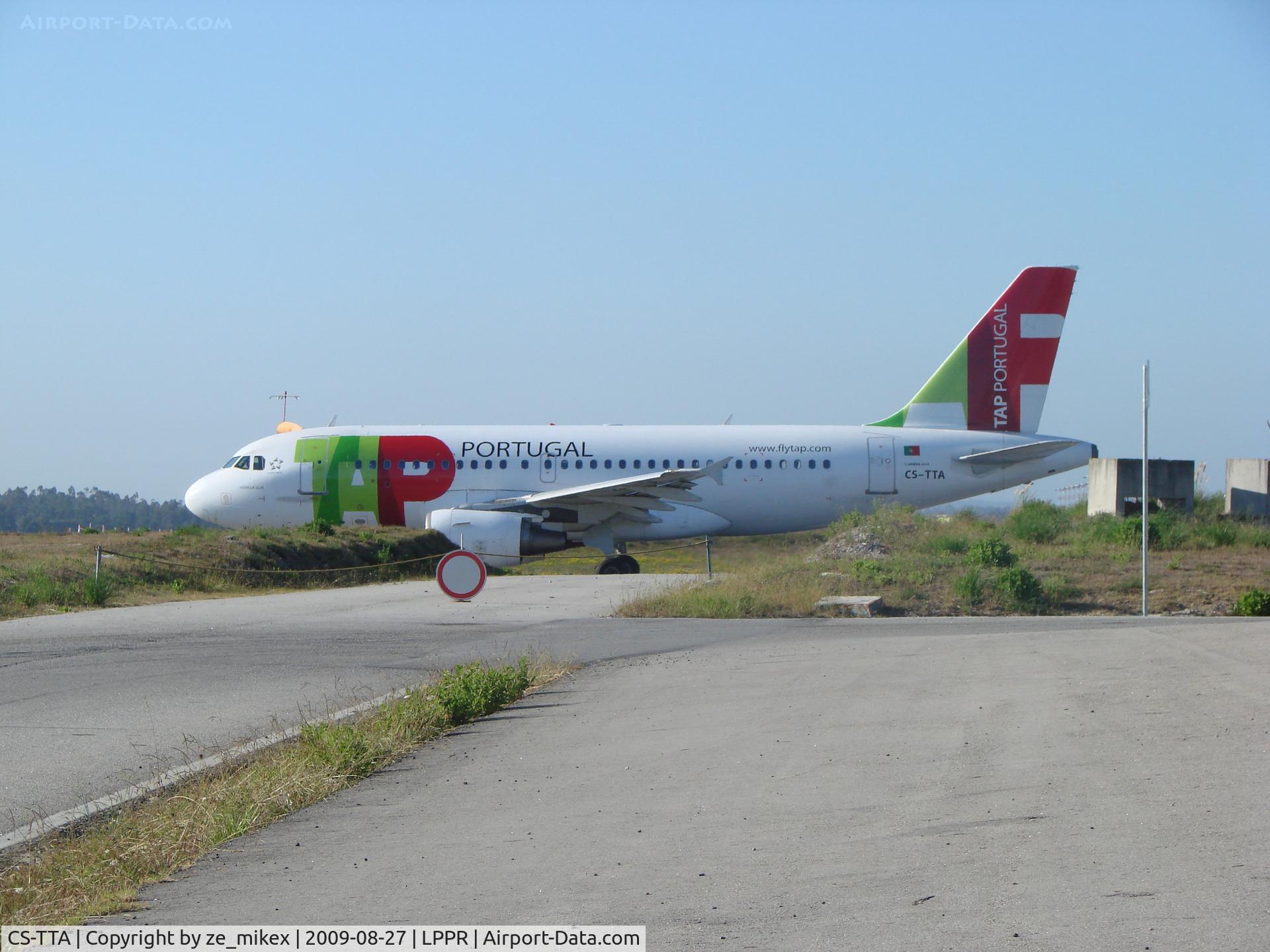 CS-TTA, 1997 Airbus A319-111 C/N 750, taxing for take off