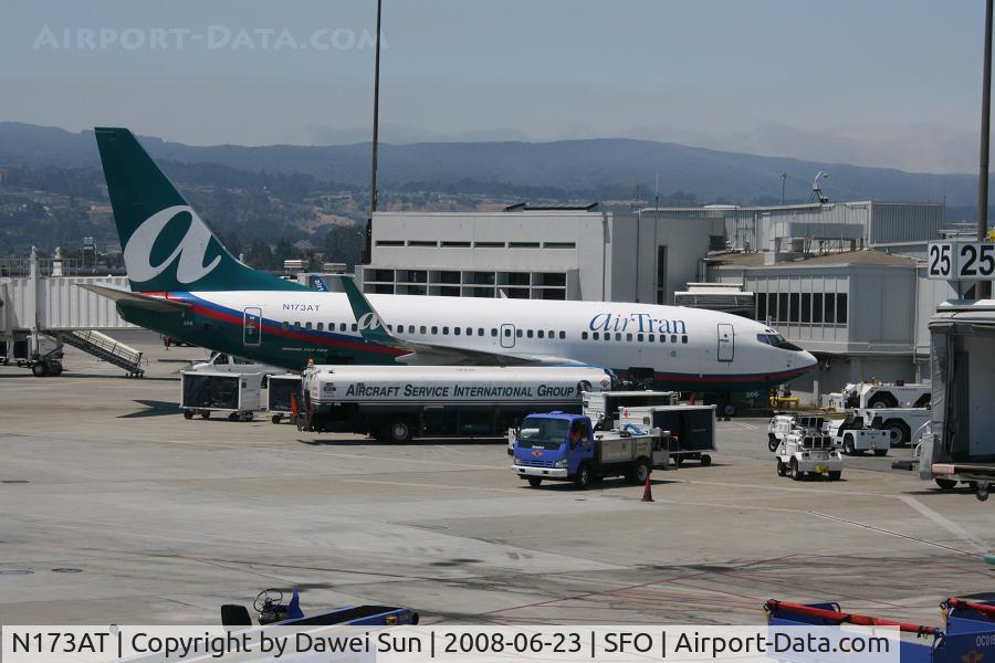 N173AT, 2004 Boeing 737-76N C/N 32661, sfo