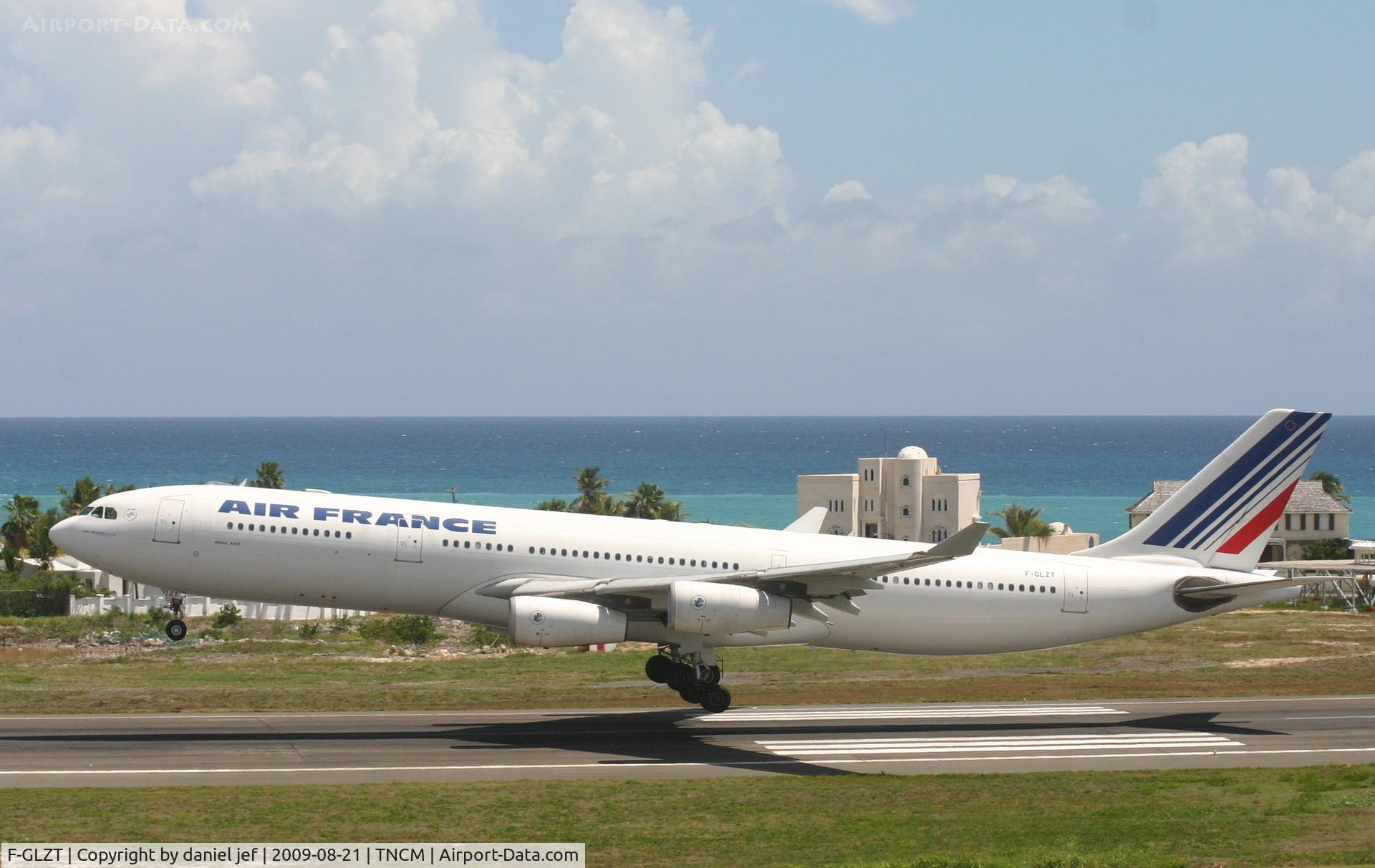 F-GLZT, 2000 Airbus A340-313X C/N 319, spreded wings. land on rw 10.