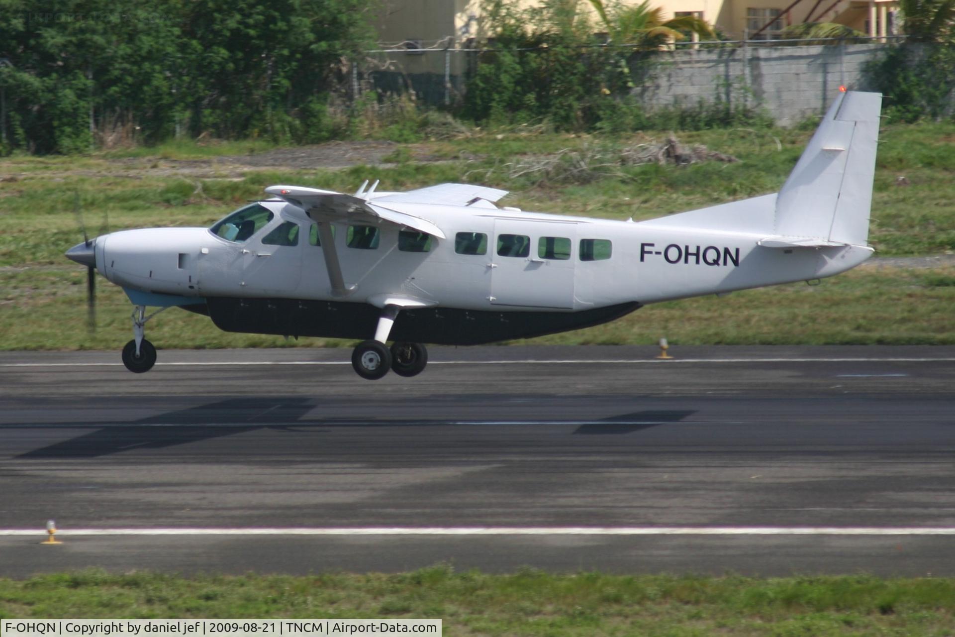 F-OHQN, 1998 Cessna 208B Grand Caravan C/N 208B0715, landing on a wet runway 10