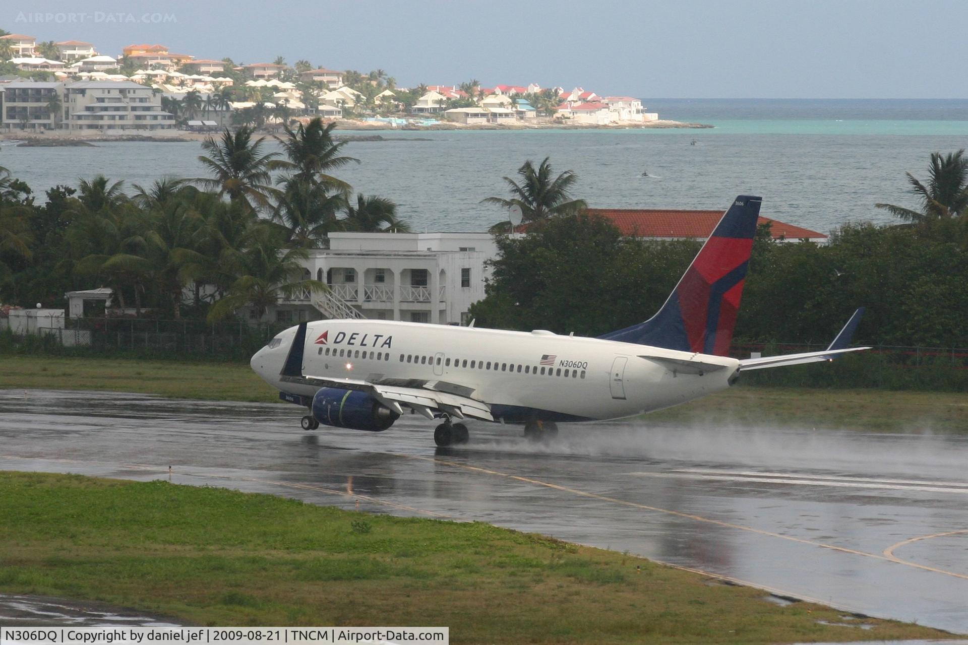 N306DQ, 2008 Boeing 737-732 C/N 29633, landing on a wet runway 10