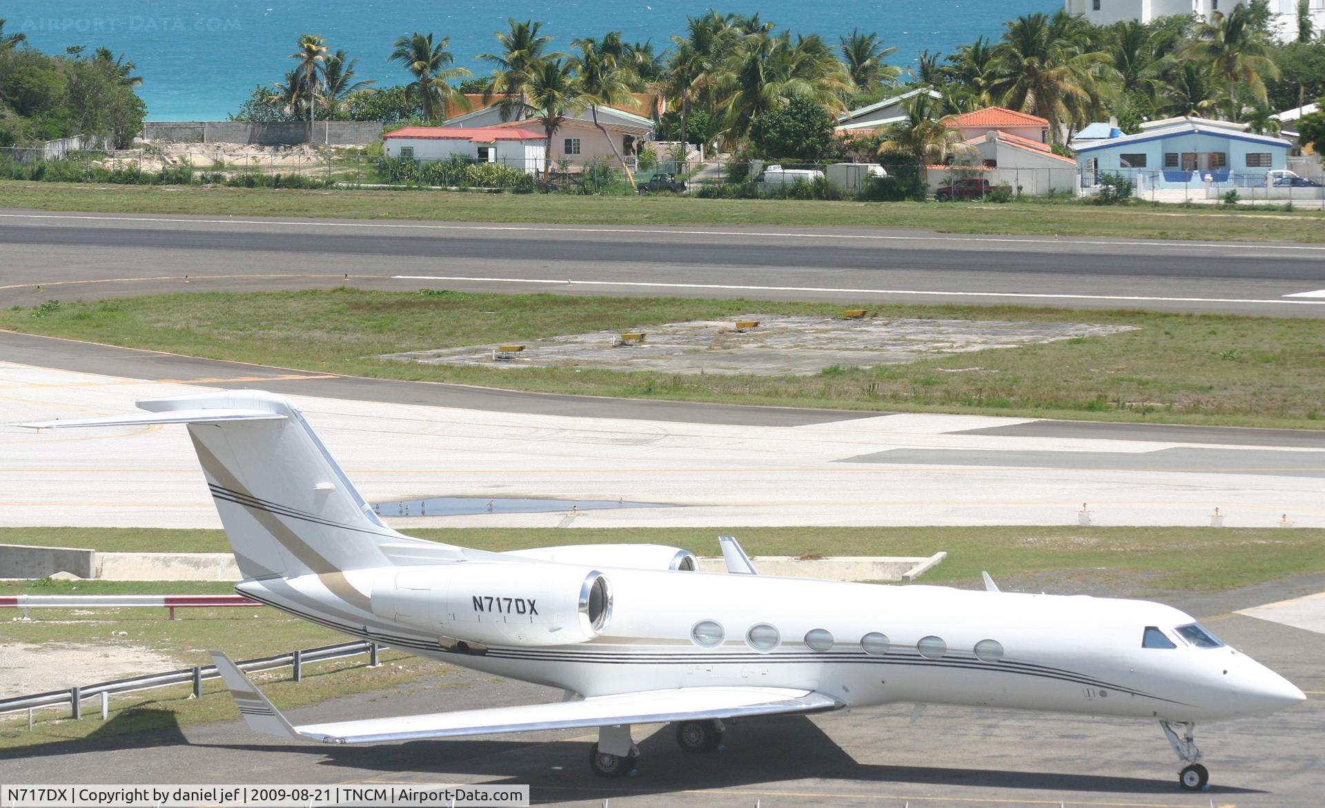 N717DX, 2007 Gulfstream Aerospace GIV-X C/N 4107, park at the cargo ramp
