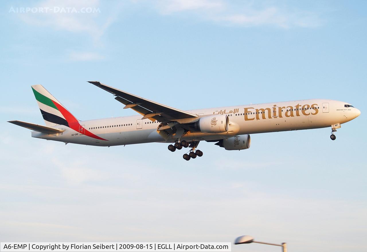 A6-EMP, 2001 Boeing 777-31H C/N 29395, Short final rwy 27R