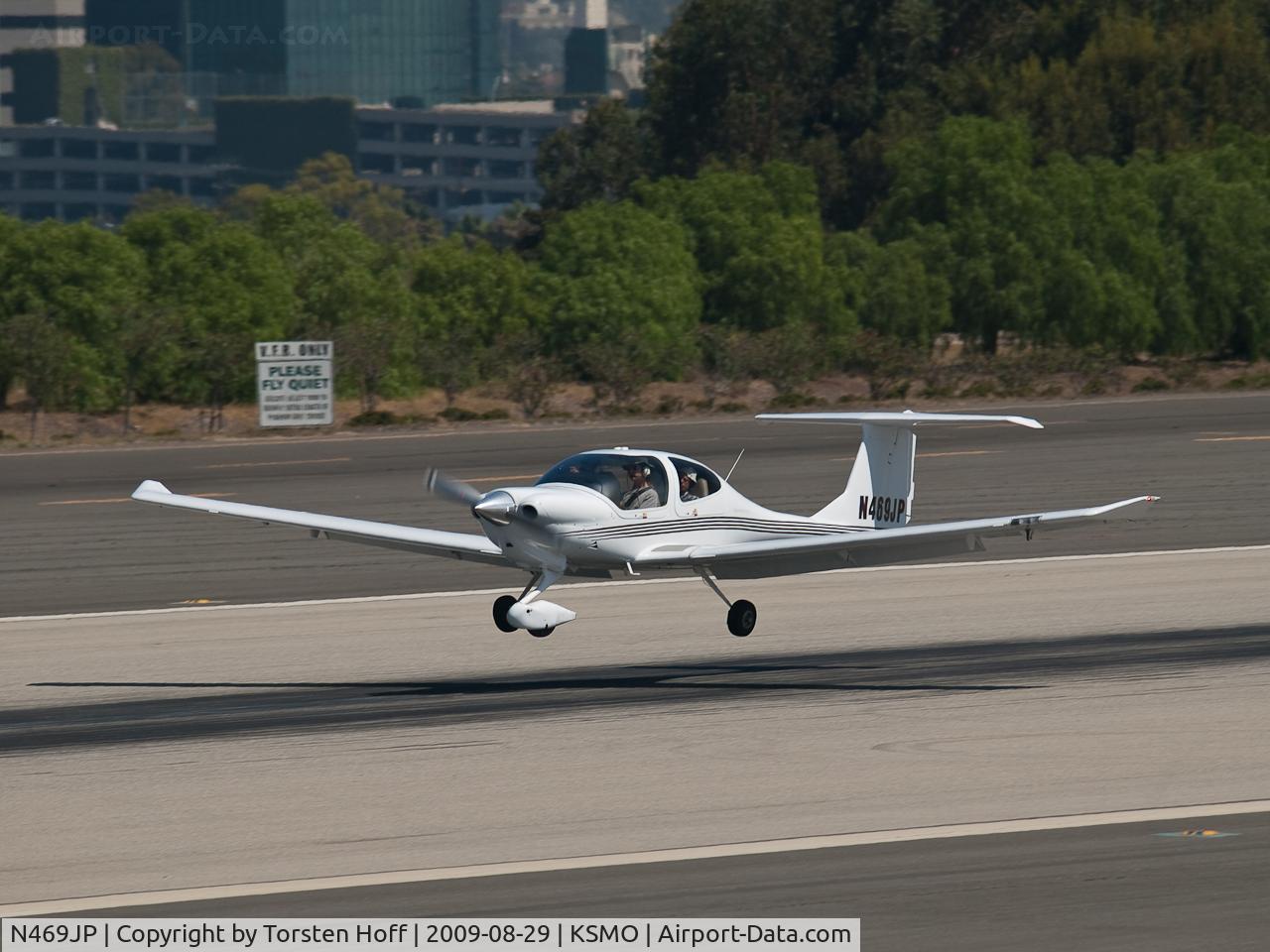 N469JP, Diamond DA-40 Diamond Star C/N 40.469, N469JP arriving on RWY 21