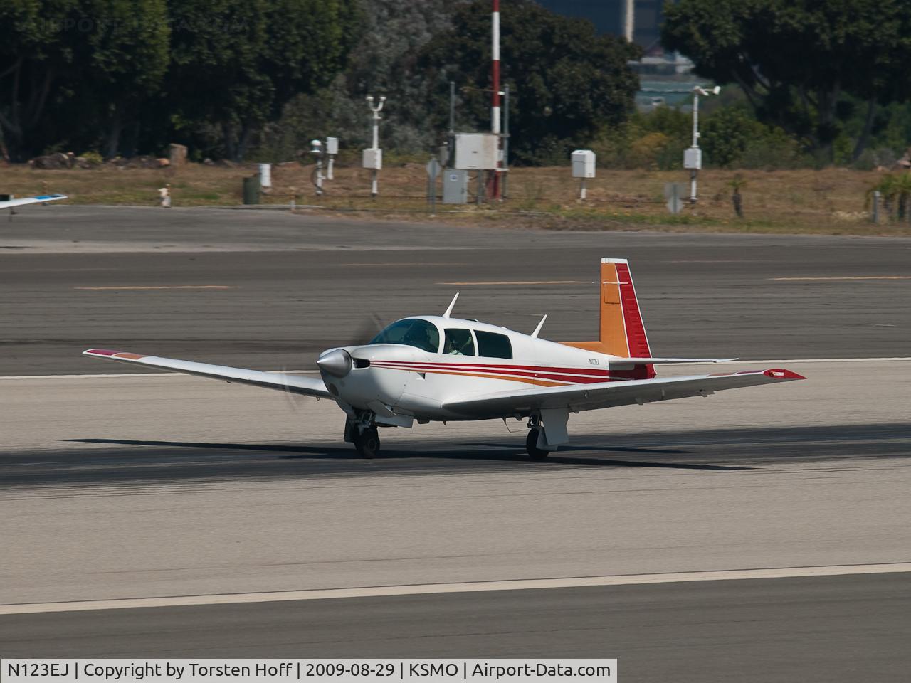 N123EJ, 1978 Mooney M20J 201 C/N 24-0737, N123EJ departing from RWY 21