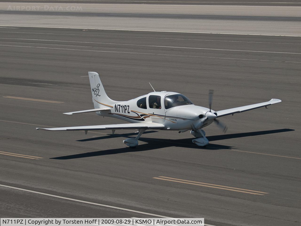 N711PZ, 2004 Cirrus SR22 G2 C/N 0942, N711PZ taxiing