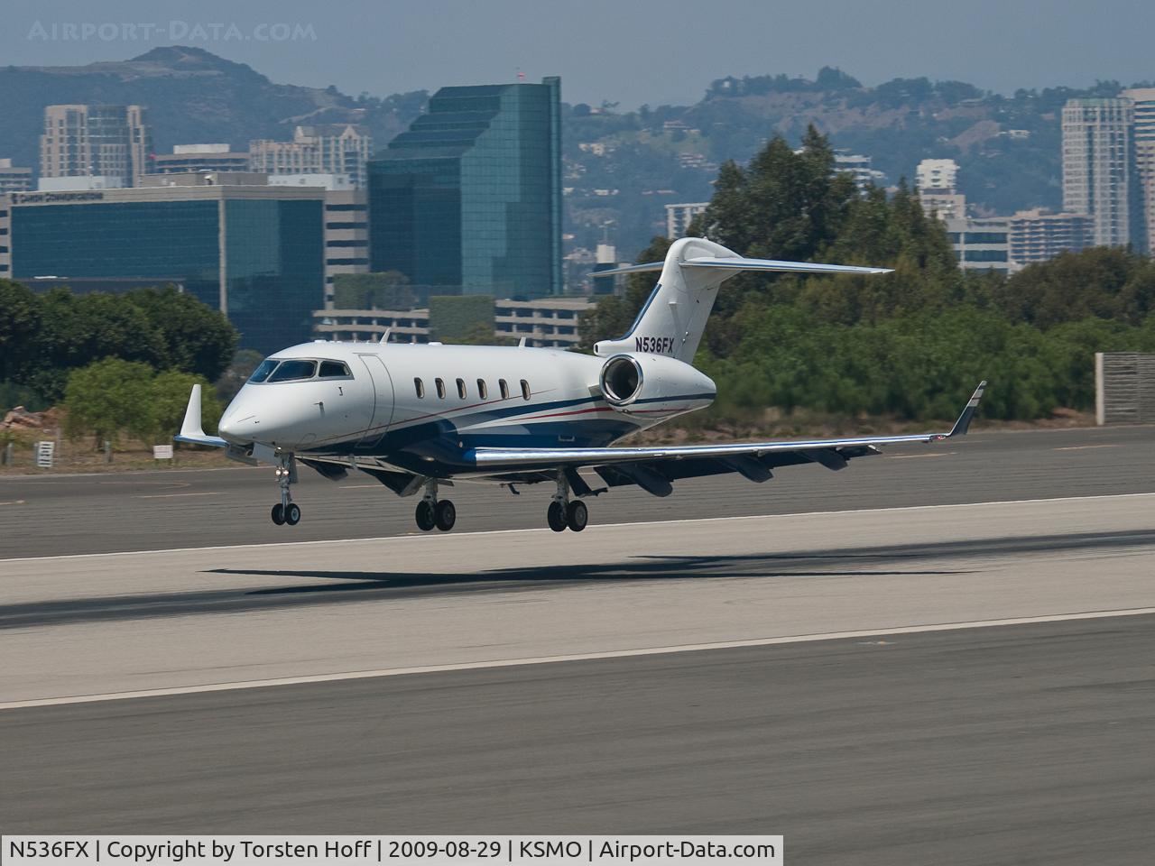 N536FX, 2007 Bombardier Challenger 300 (BD-100-1A10) C/N 20171, N536FX arriving on RWY 21
