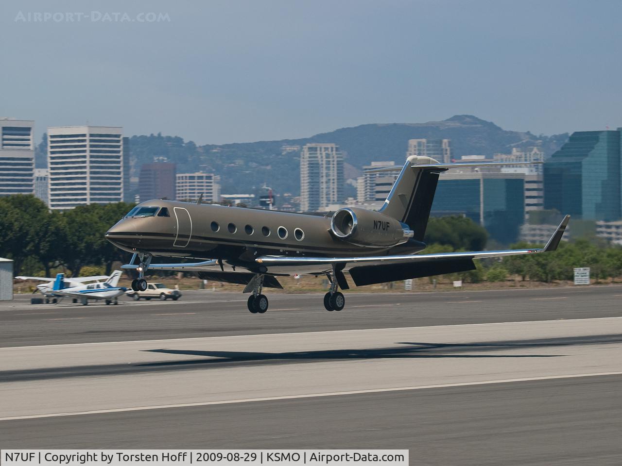 N7UF, 2000 Gulfstream Aerospace G-IV C/N 1422, N7UF arriving on RWY 21