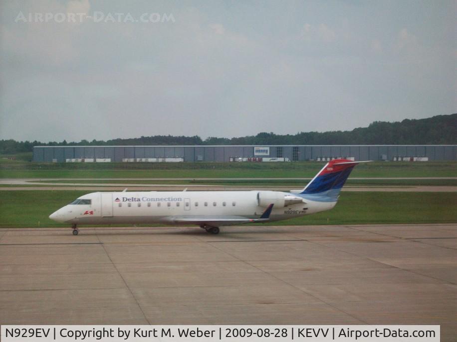 N929EV, 2004 Bombardier CRJ-200ER (CL-600-2B19) C/N 8007, Taxiing to gate B1 after landing on rwy 22  Delta Connection No. 5342 from KATL