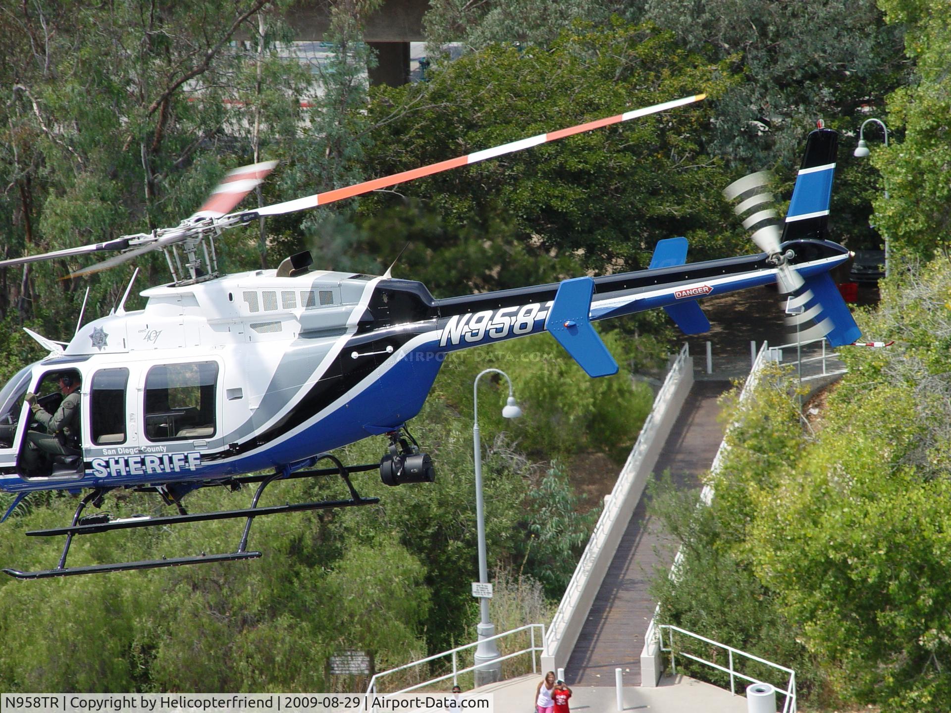 N958TR, Bell 407 C/N 53770, Thumbs up thank you to the crowd as they depart
