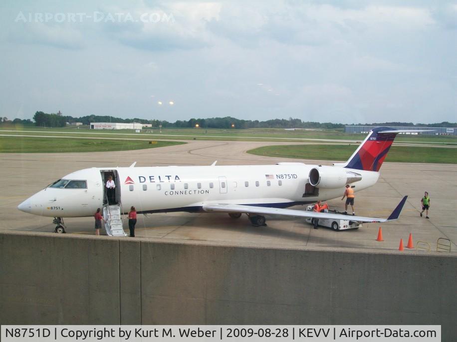 N8751D, 2003 Canadair CRJ-200 (CL-600-2B19) C/N 7751, Getting ready to board, Delta Connection/Pinnacle/Northwest Airlink No. 3802 to KDTW