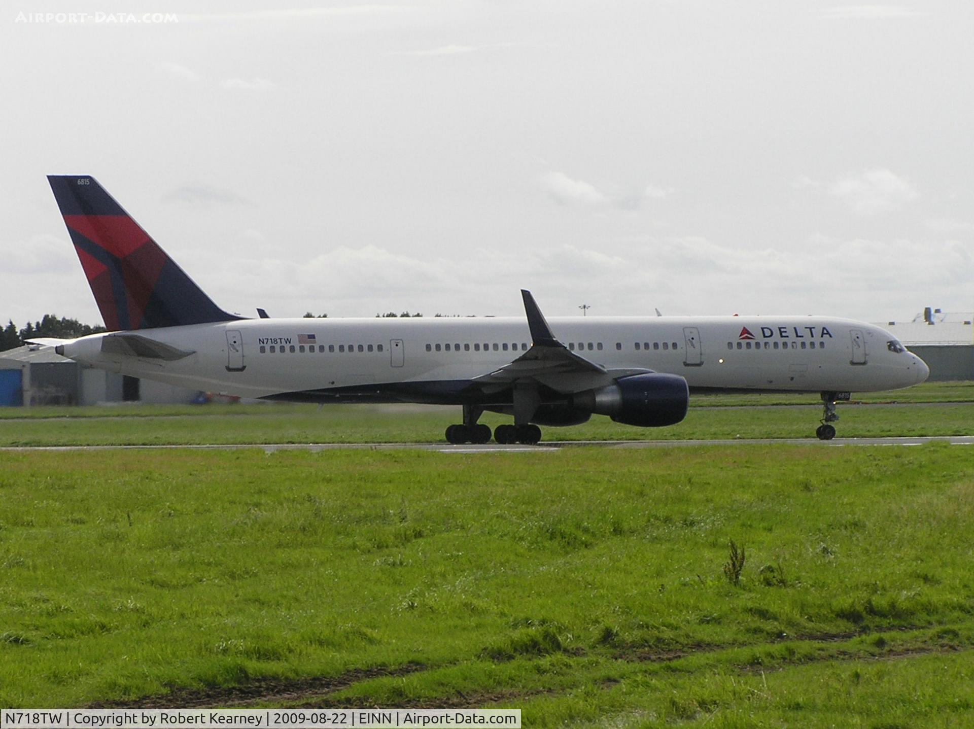 N718TW, 1999 Boeing 757-231 C/N 28486, Delta rolling