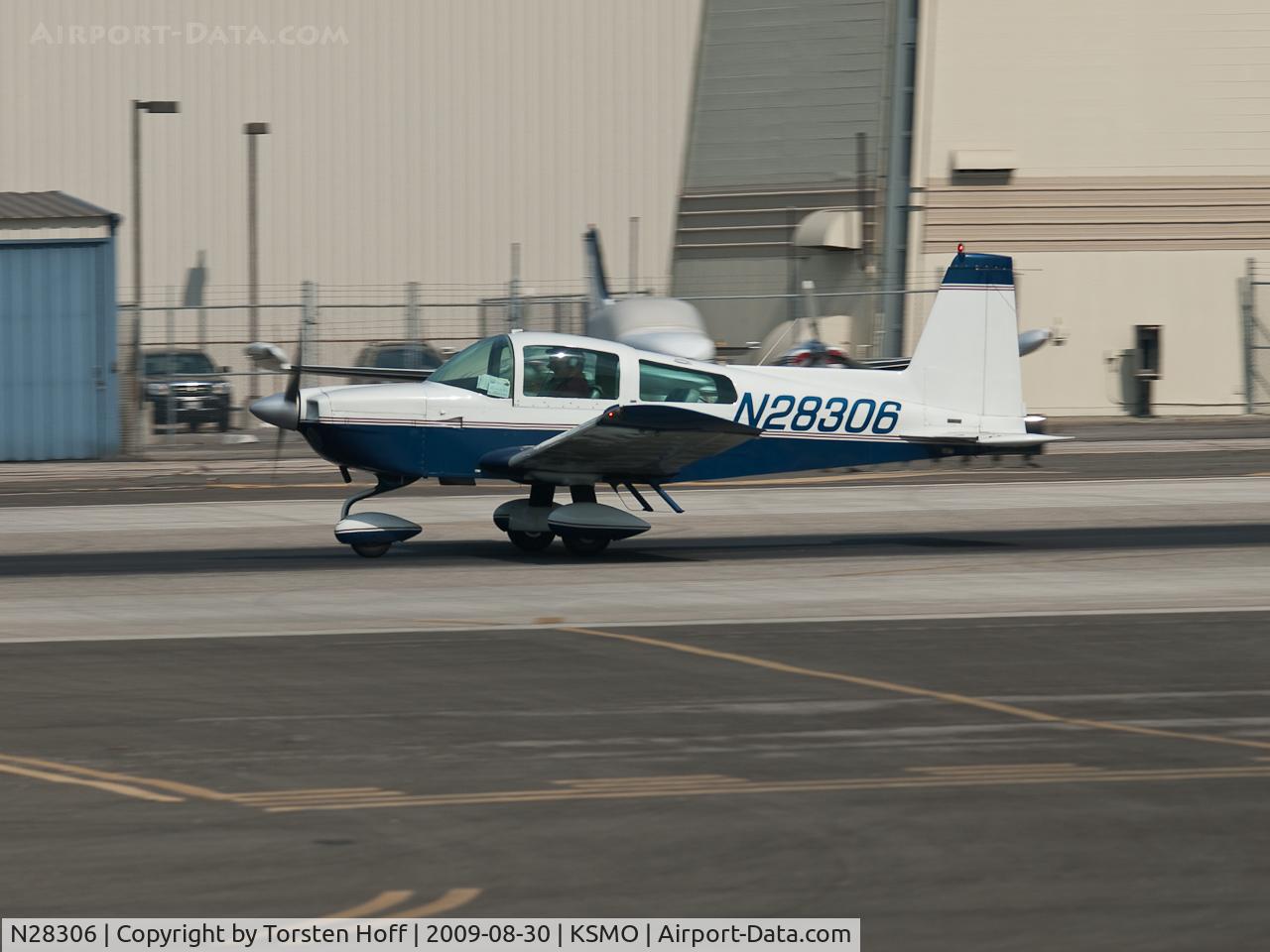 N28306, 1977 Grumman American AA-5B Tiger C/N AA5B0550, N28306 departing from RWY 21