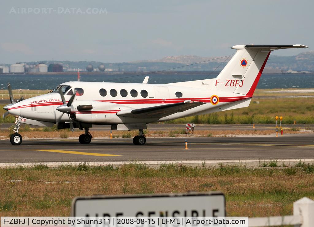 F-ZBFJ, 1982 Beech B200 King Air C/N BB-1102, Lining u p rwy 32R for departure...