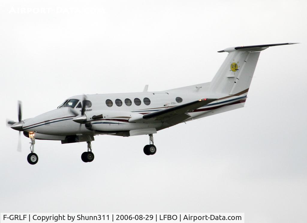 F-GRLF, 1998 Raytheon B200 King Air C/N BB-1607, Landing rwy 32R