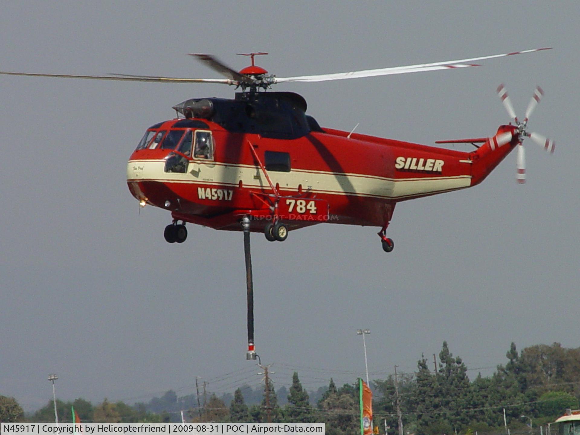 N45917, 1965 Sikorsky S61V-1 C/N 61271, Looking out for groundsman to catch filler tube