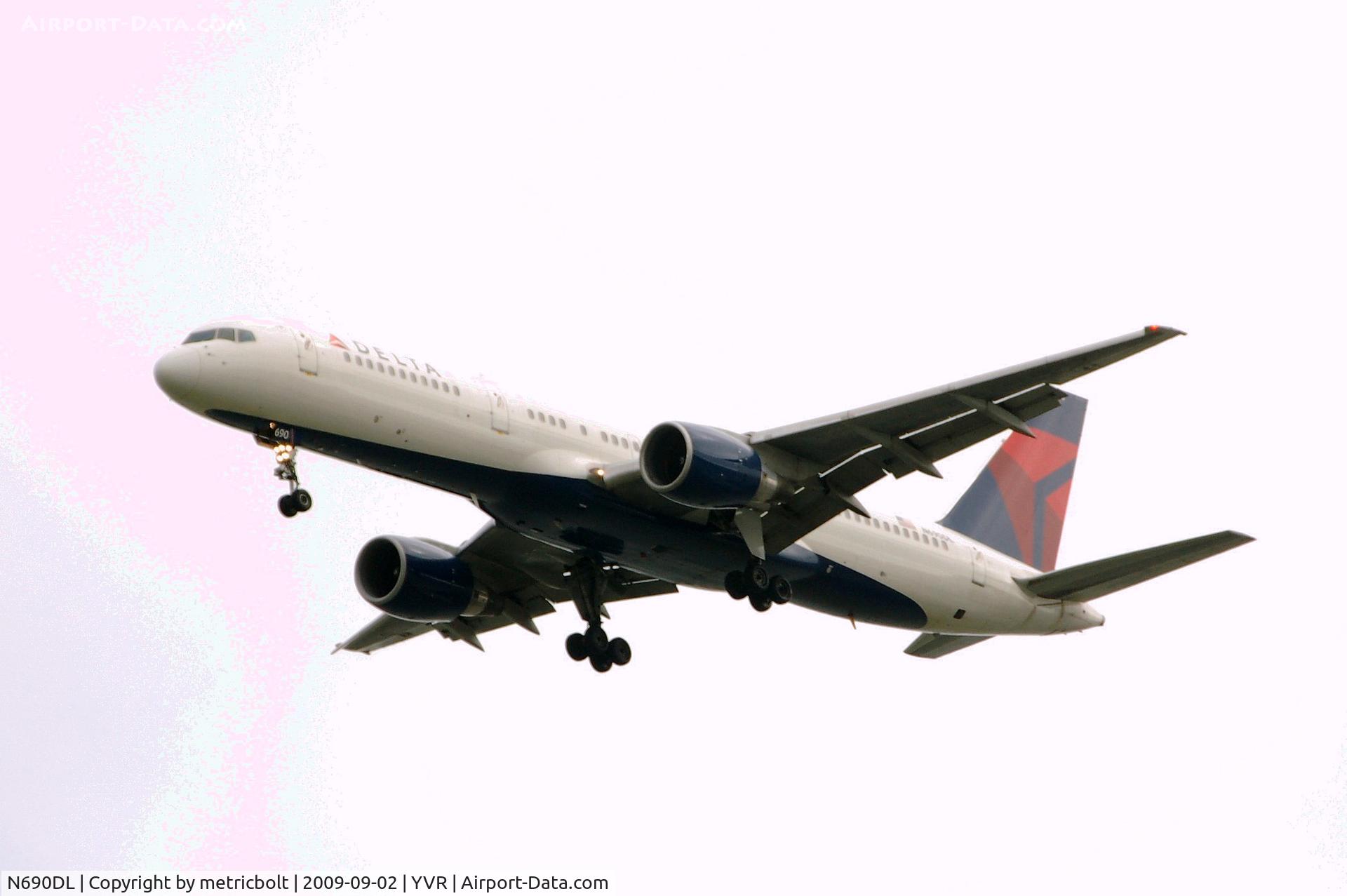 N690DL, 1998 Boeing 757-232 C/N 27585, Landing at YVR
