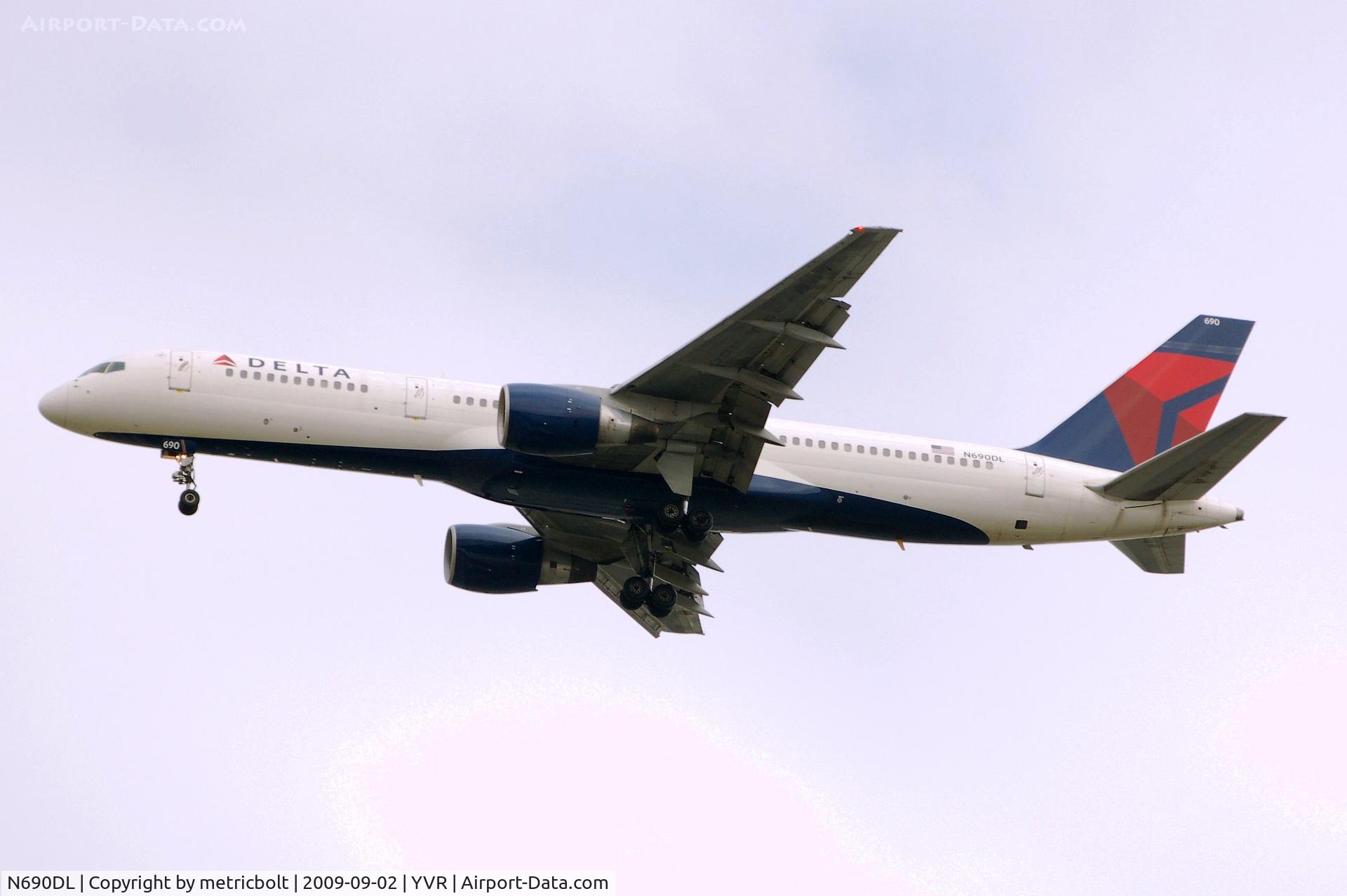 N690DL, 1998 Boeing 757-232 C/N 27585, Landing at YVR