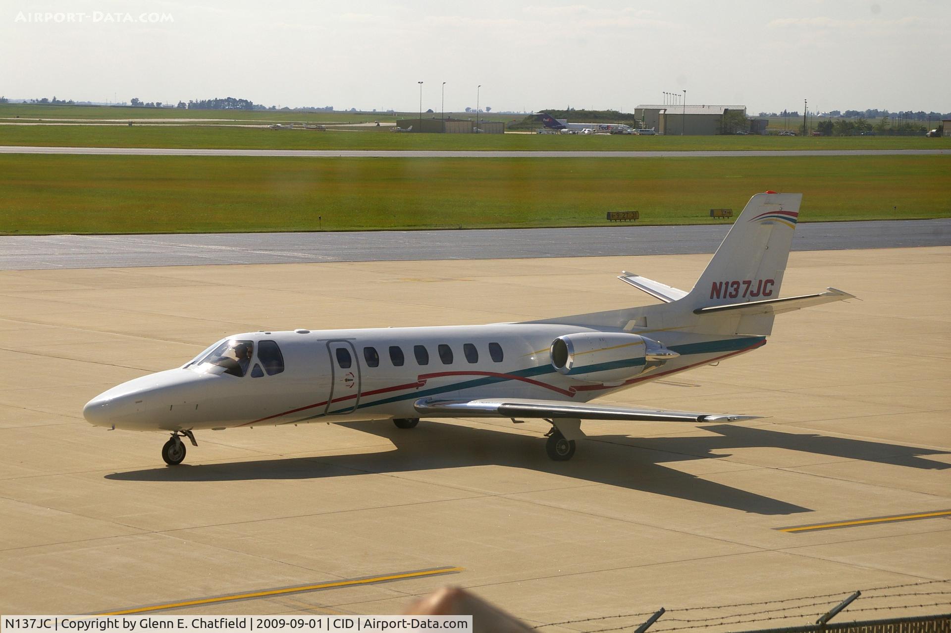 N137JC, 1991 Cessna 560 Citation V C/N 560-0137, Taxiing for departure from Landmark FBO