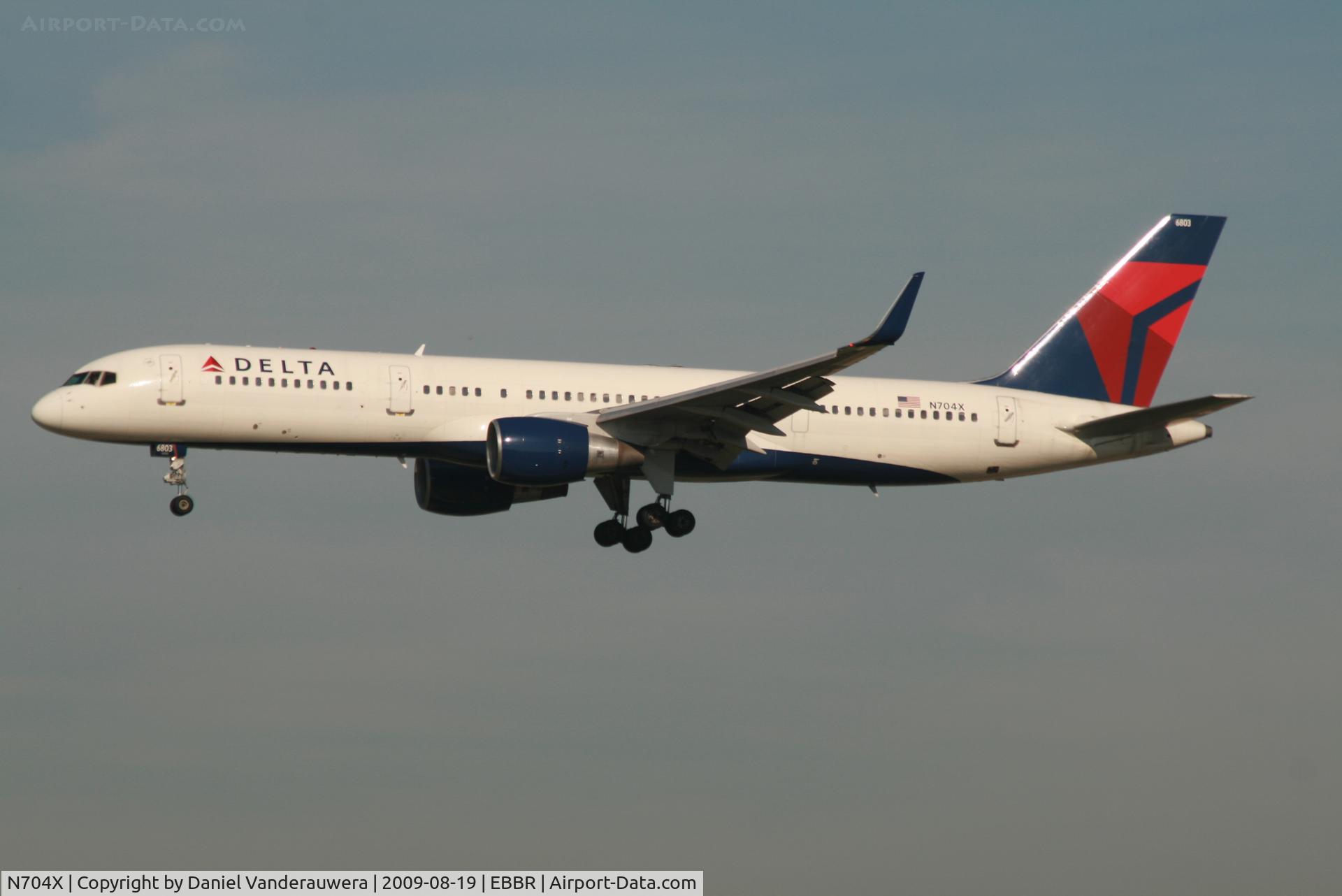 N704X, 1997 Boeing 757-2Q8 C/N 28163, flight DL140 is descending to rwy 20