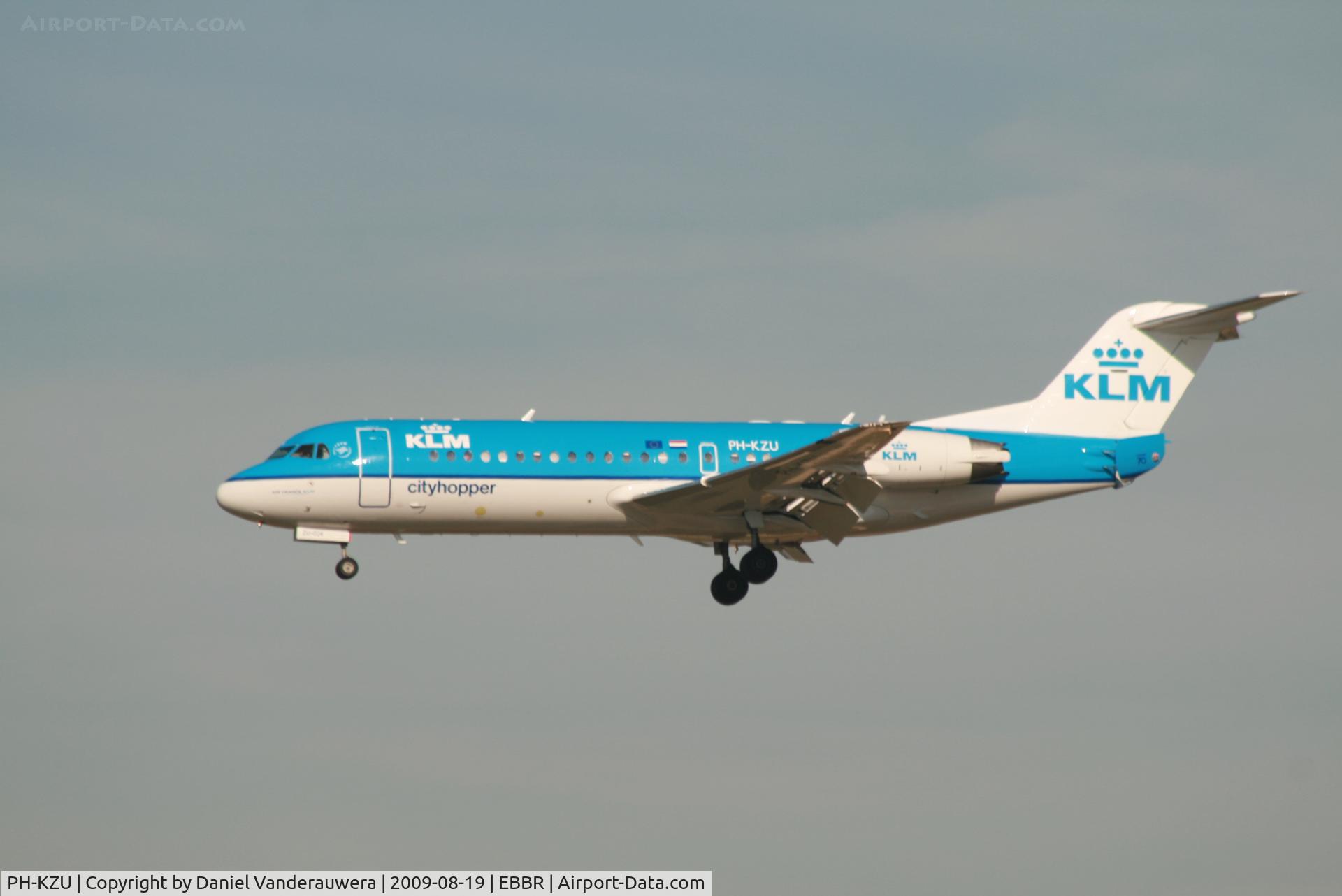 PH-KZU, 1995 Fokker 70 (F-28-0070) C/N 11543, flight KL1723 is descending to rwy 20