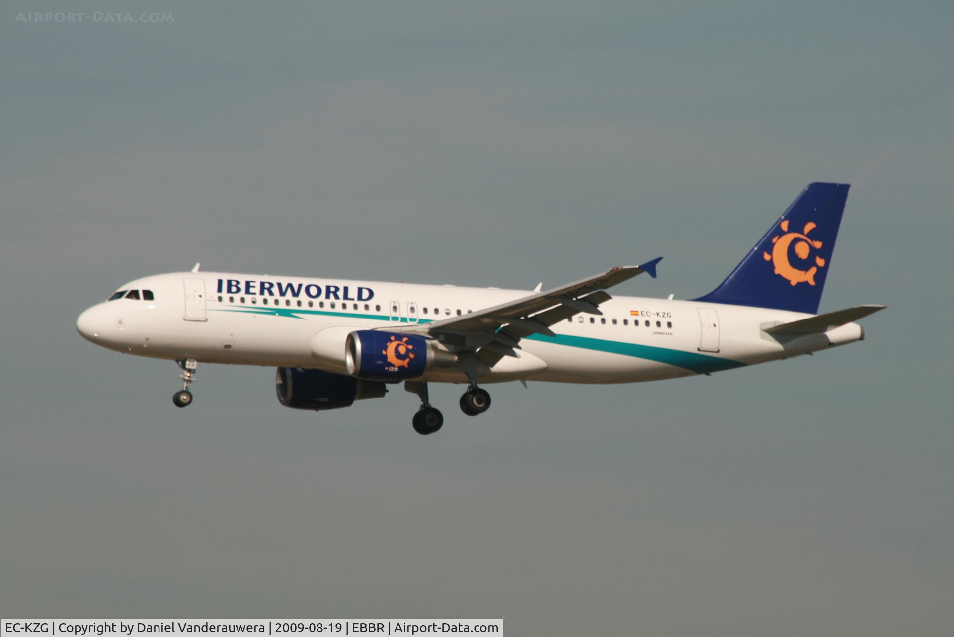 EC-KZG, 2009 Airbus A320-214 C/N 3868, flight IWD7305 is descending to rwy 20