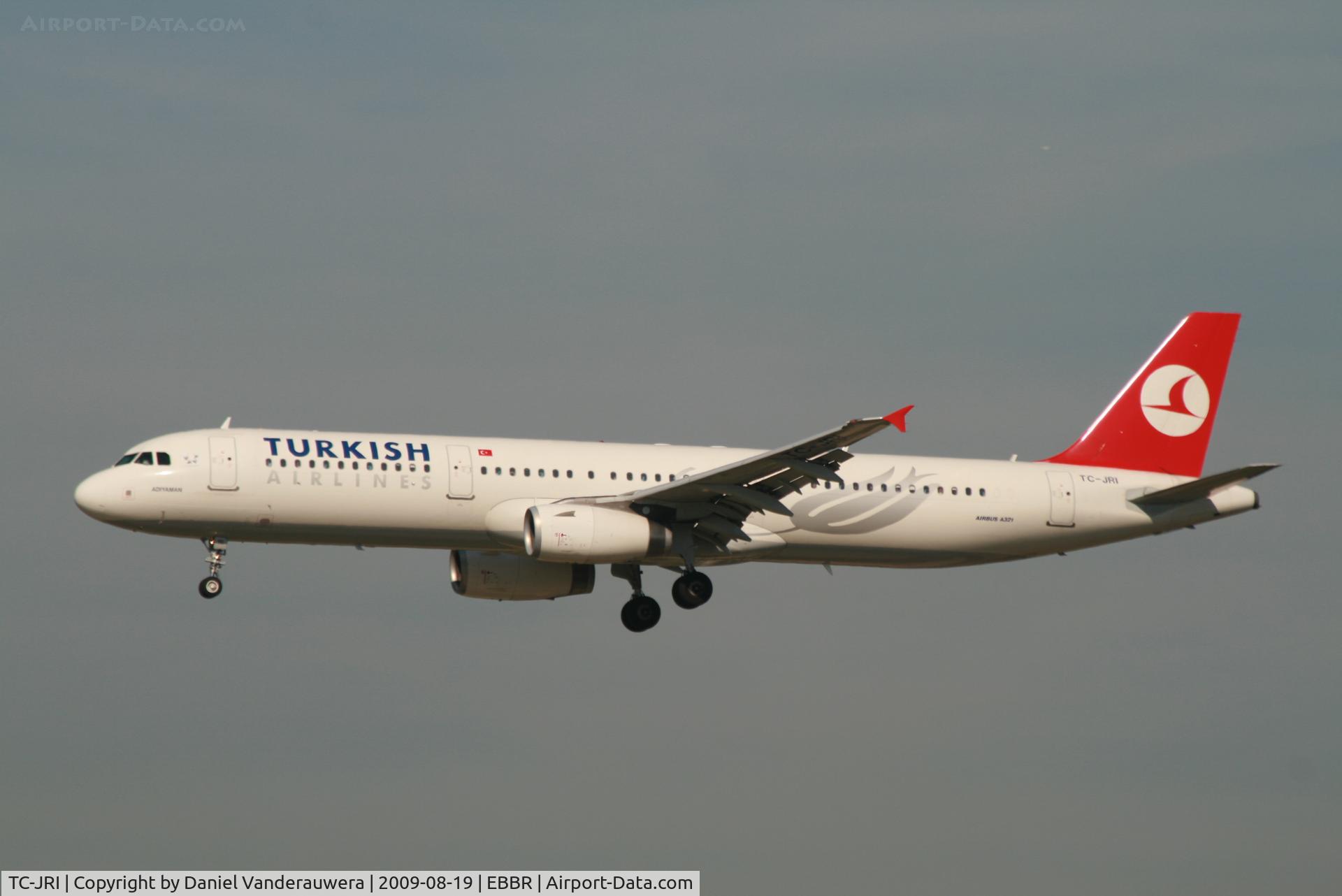 TC-JRI, 2008 Airbus A321-231 C/N 3405, flight TK1937 is descending to rwy 20