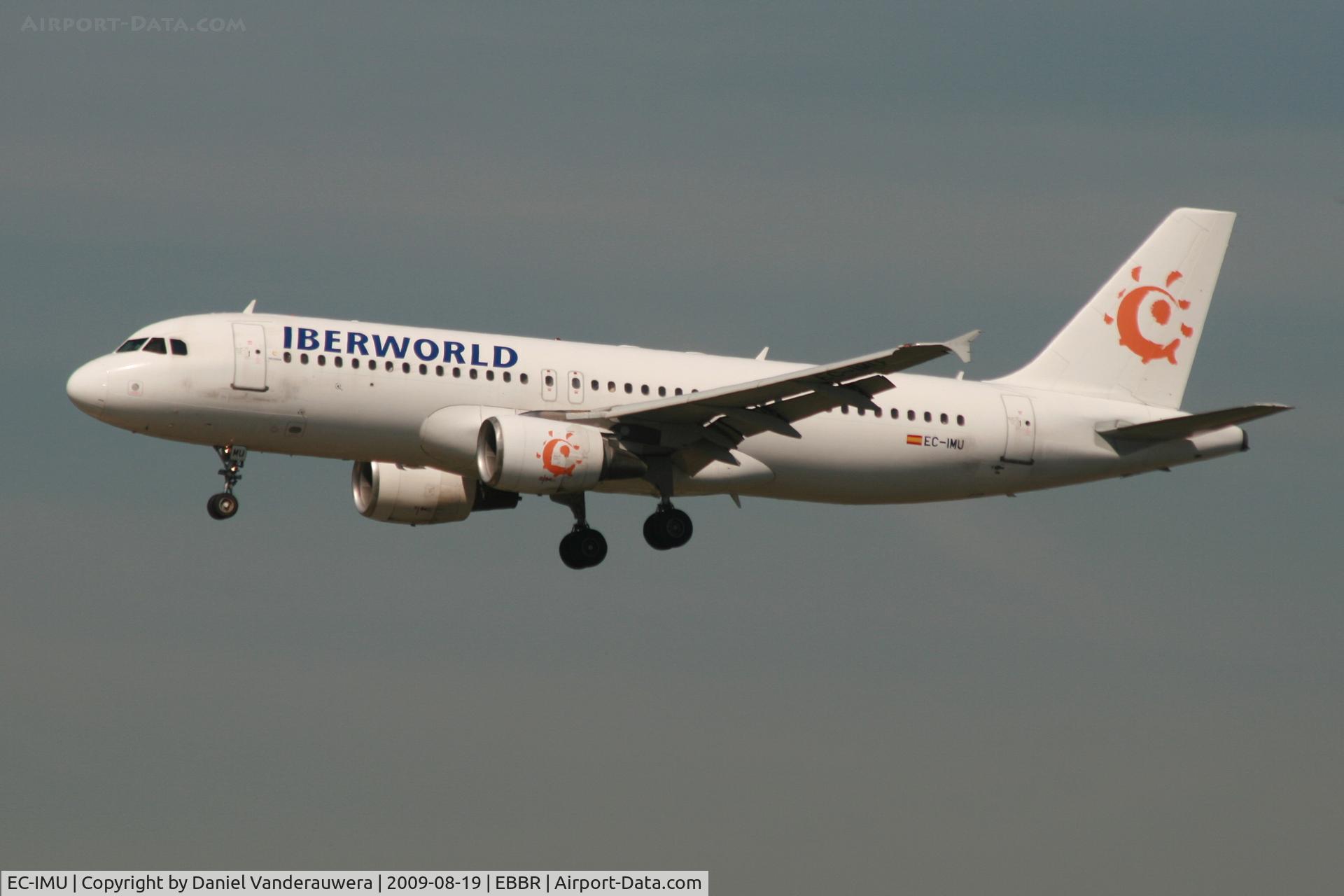 EC-IMU, 1999 Airbus A320-214 C/N 1130, flight IWD7313 is descending to rwy 20