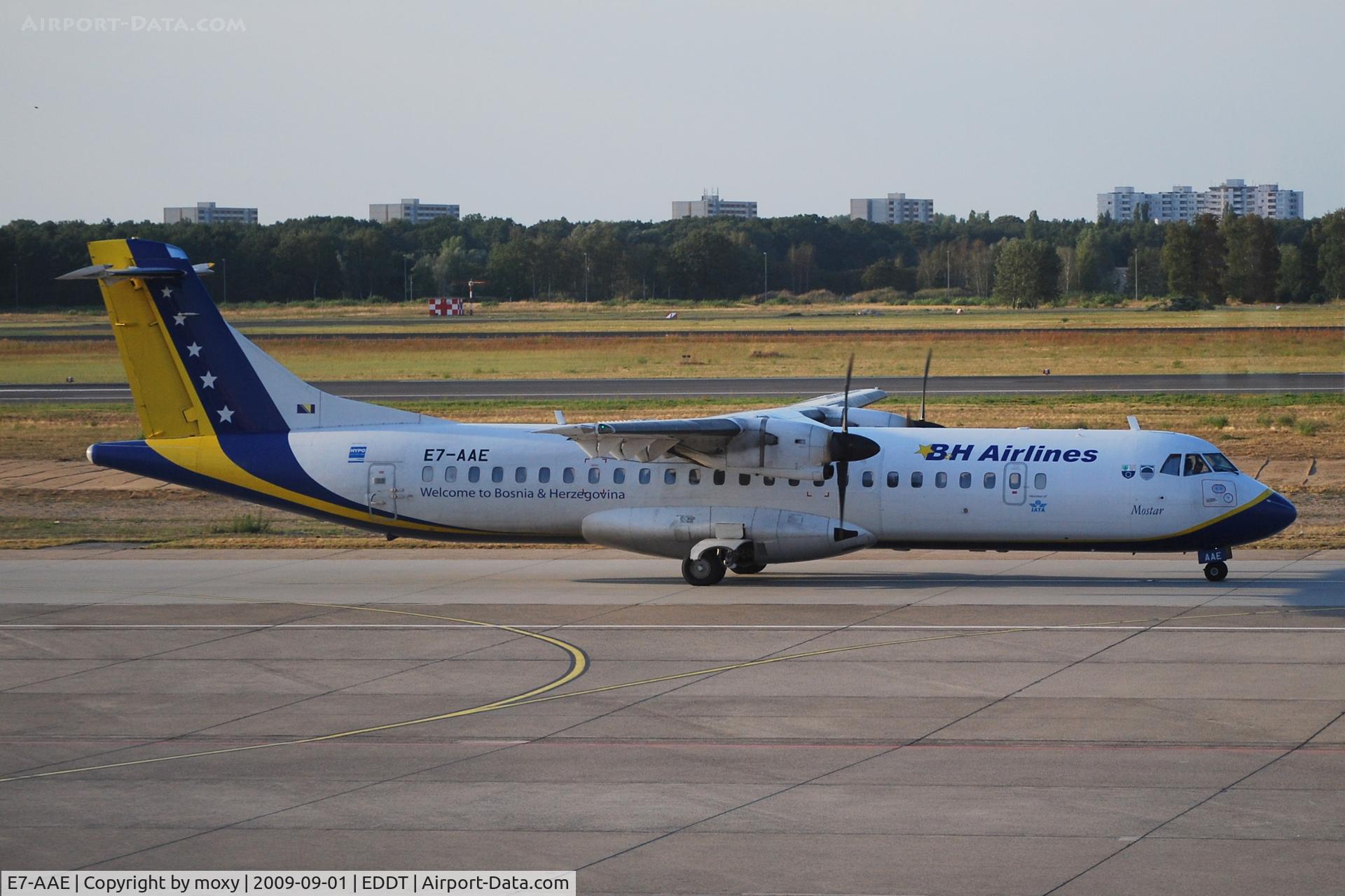 E7-AAE, 1995 ATR 72-212A C/N 465, ATR-72-212 taxying Berlin - Tegel