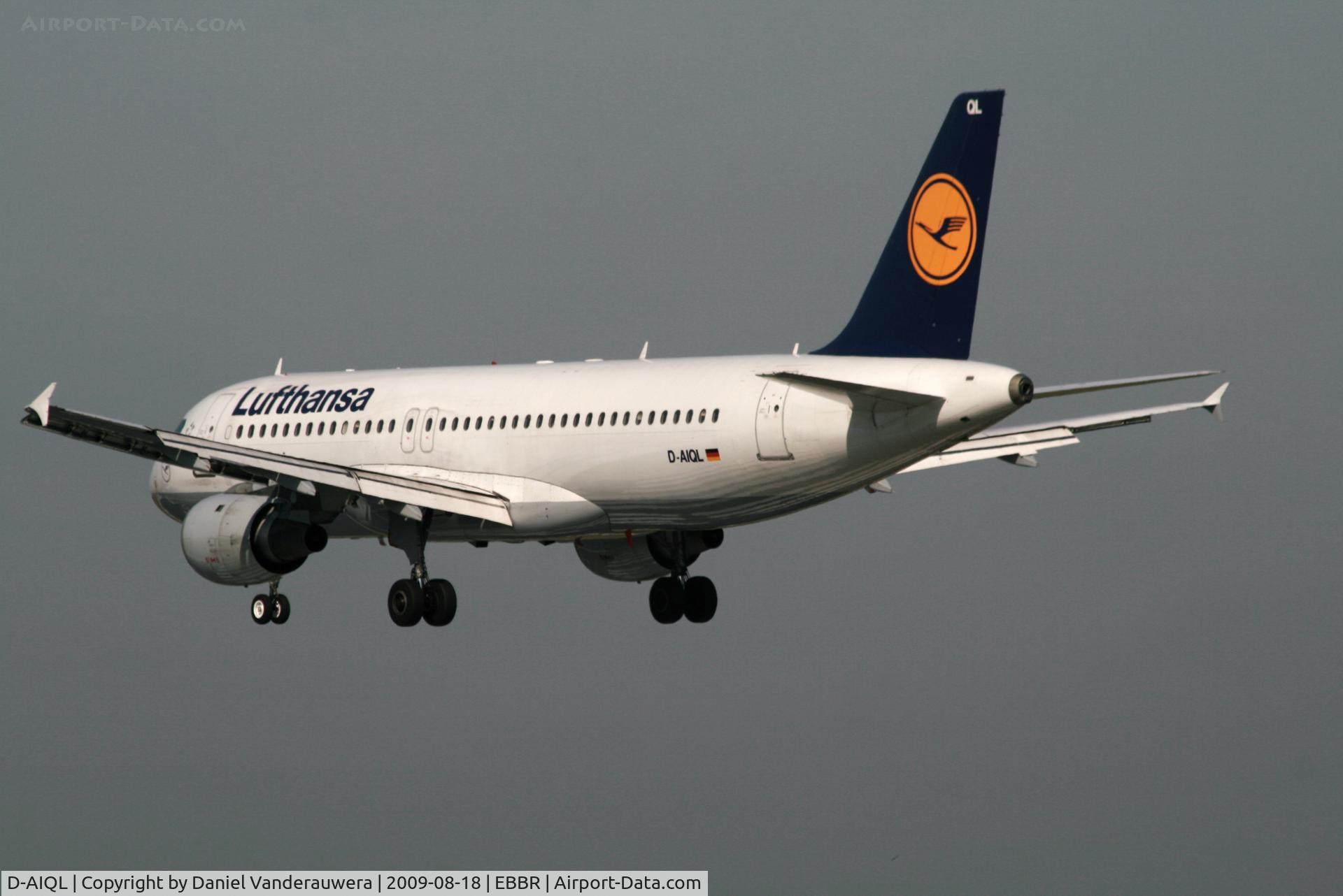 D-AIQL, 1991 Airbus A320-211 C/N 0267, several seconds before landing on rwy 25L